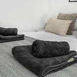 New Stunning Plymouth Central Apartment - Sleeps 6