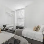 New Stunning Plymouth Central Apartment - Sleeps 6